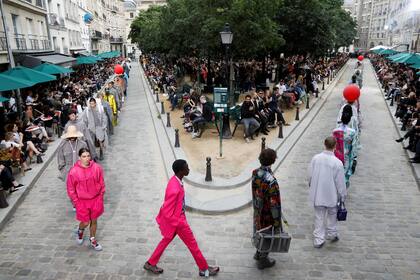 Una típica calle parisina recreó la escena perfecta en la pasarela de Louis Vuitton. Mucho color, estampas y osadía en las propuestas Primavera Verano que los diseñadores top mostraron en la capital de la moda