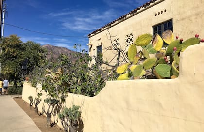 Una típica casa de Ojai, con cactus y vegetación desértica.