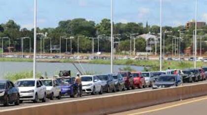 Una típica cola de autos, en su gran mayoría paraguayos, que aguardan para cruzar el puente Roque González de Santa Cruz. Los controles migratorios generan demoras que con facilidad superan las 4 horas.
