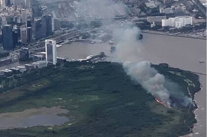 Una toma aérea del incendio de la Reserva ecológica