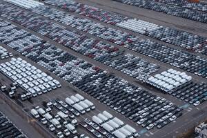 En el puerto de Zárate se acumularon 15.000 autos sin ingresar al país y pactan liberarlos a cambio de un acuerdo de precios