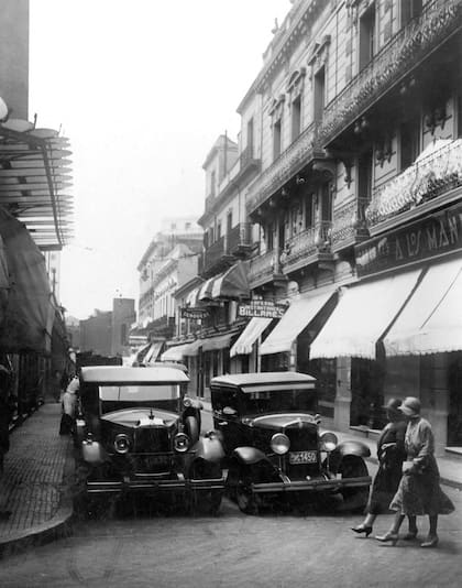 Una toma de 1931, en tiempos en que había dejado de ser de circulación exclusiva de vehículos de carga y descarga.