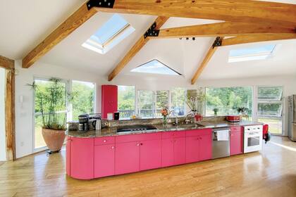 Una toma de la cocina, en las que se aprecian las fabulosas vistas que tiene la casa. Según cuenta Cuttica, que estudió Pintura y Escultura en la Academia Nacional de Bellas Artes y arquitectura en la Universidad de Buenos Aires, el 80 por ciento de la estructura es de vidrio.