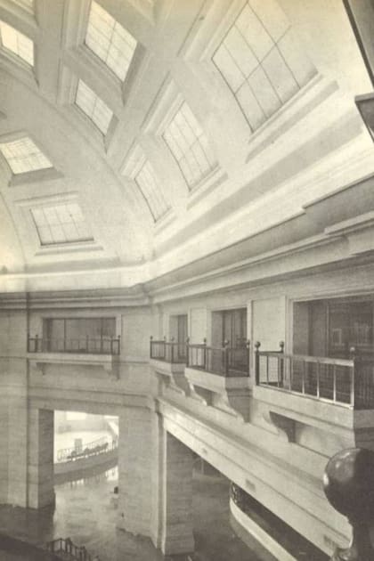 Una toma desde el entrepiso del Banco Nación, donde se pueden observar las ventanas del domo central, del año 1944