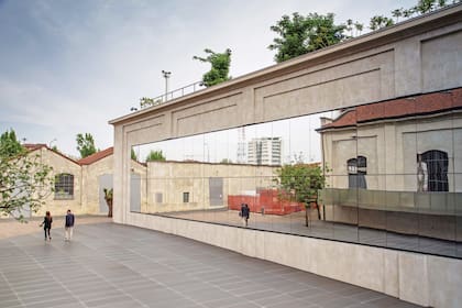 Una toma fabulosa en la Fondazione Prada, Milán