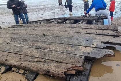 Una tormenta arrasó una playa y reveló un enigma de 200 años