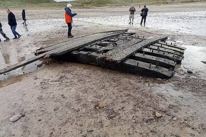 Una tormenta arrasó una playa y reveló un enigma de 200 años