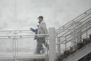 Una tormenta de nieve tardía azota Colorado, cierra escuelas y afecta a viajeros