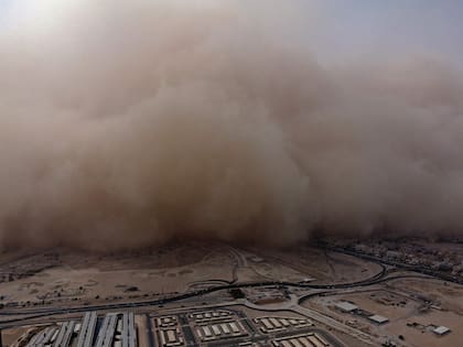 Una tormenta de polvo avanzaba hacia la ciudad de Kuwait en mayo pasado