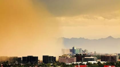 Una tormenta de polvo azota el centro de Phoenix, Arizona