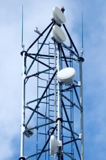 Una torre de celulares. Toda una industria se dedica a hacer versiones que se disimulen en el paisaje urbano