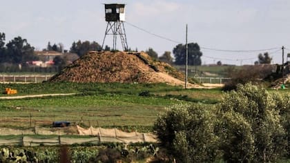 Una torre de observación operada por Hamás en una posición a lo largo de la frontera con Israel (Getty Images)
