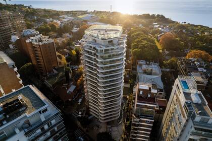 Una torre que se destaca en su zona.