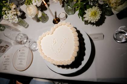 Una torta de chocolate con forma de corazón para los recién casados, uno de los éxitos de la fiesta que organizaron por la noche. 