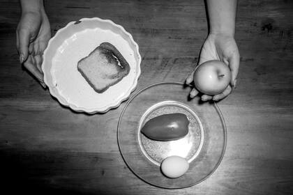 Una tostada en el desayuno. Una manzana en la merienda. Un huevo y un tomate en el almuerzo y lo mismo en la cena. Eso era lo que solía comer Julia durante un día durante el momento más agudo de su enfermedad.