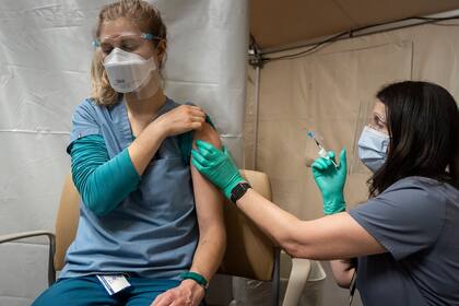 Una trabajadora de la salud en el Centro Médico de Asuntos de Veteranos de Portland recibe una vacuna contra el coronavirus el 16 de diciembre de 2020 en Portland, Oregon