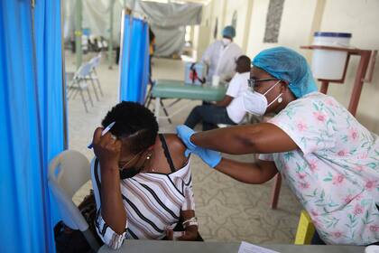 Una trabajadora de la salud inyecta a una persona una dosis de la vacuna Moderna en el Hospital Saint Damien en Puerto Príncipe, Haití, el 27 de julio de 2021. (AP Foto/Joseph Odelyn, Archivo)