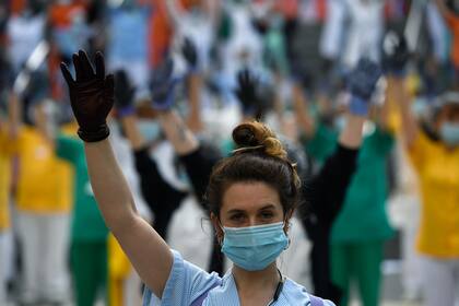 Una trabajadora de la salud participa en una protesta pidiendo un sistema de salud reforzado fuera del hospital Gregorio Maranon en Madrid el 8 de junio de 2020