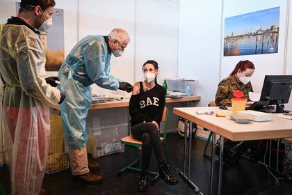 Una trabajadora de la salud recibe su primera dosis de la vacuna de AstraZeneca contra el coronavirus en un centro de vacunación en Rostock, Alemania, el 12 de febrero de 2021