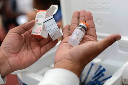 Una trabajadora de la salud sostiene un vial de la vacuna desarrollada por la farmacéutica china CanSino Biologics (Xinhua/Montserrat López) (ml) (oa) (ra) (da)