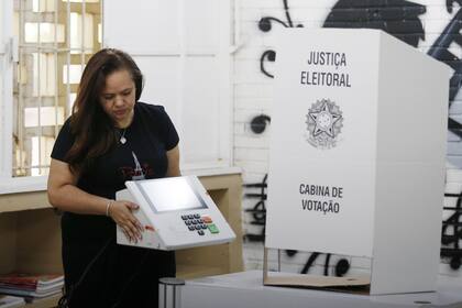 Una trabajadora electoral instala una urna electrónica para votar durante el montaje de un centro de votación en una escuela en preparación para la primera vuelta de las elecciones, en Brasilia, Brasil, el 1 de octubre de 2022