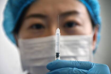 Una trabajadora médica muestra una jeringa con la vacuna Sinovac Biotech contra el coronavirus en un centro de salud en Yantai, en la provincia de Shandong, en el este de China, el 5 de enero de 2021