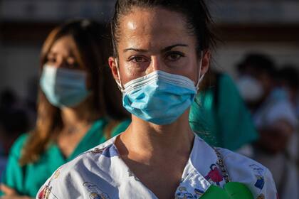 Una trabajadora sanitaria asiste a una manifestación para exigir la mejora del sistema de salud pública de España en Madrid.