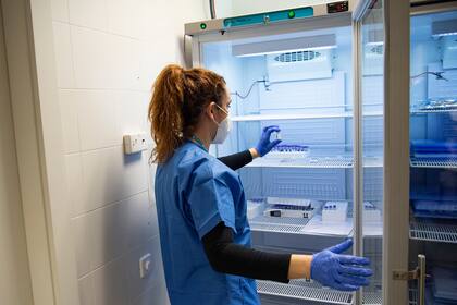 Una trabajadora sanitaria recoge un frasco de una vacuna contra la Covid-19 en el centro de atención primaria de la salud del Montnegre en Barcelona el 5 de enero de 2021