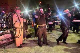 Una tradición nocturna lleva luz y esperanza a niños en un hospital de Michigan