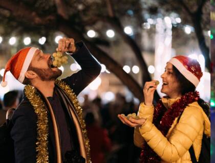 Una tradición reconocida es comer doce uvas al ritmo de las doce campanadas que indican el año nuevo