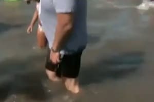 Un famoso humorista fue sorprendido por el meteotsunami mientras transmitía en vivo desde el mar