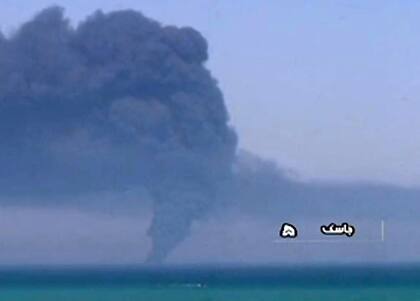 Una transmisión de Radiodifusión de Irán capturó el humo saliendo del barco de la armada de suministros Kharg