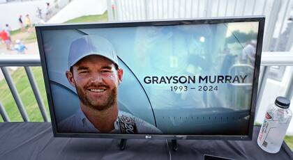 Una transmisión televisiva proyecta en la carpa de transmisión una foto de Grayson Murray durante la tercera ronda del torneo de golf Charles Schwab Challenge en el Colonial Country Club, en Fort Worth, Texas