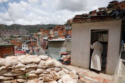 Una trinchera destruida junto a una garita utilizada como puesto de control por la banda criminal de El Koki