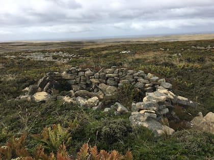 Una trinchera en medio del camino a Darwin. Allí se apostaron nuestros soldados con ametralladoras para detener el avance británico.