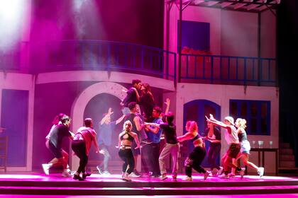 Una troupe de bailarines ensaya los ajustes finales a una de las coreografías de Mamma mía!, el musical inspirado en las canciones de ABBA