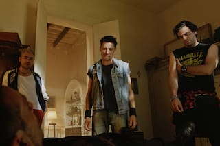 Una tumba para tres: antihéroes se sumergen en el más hondo de los abismos