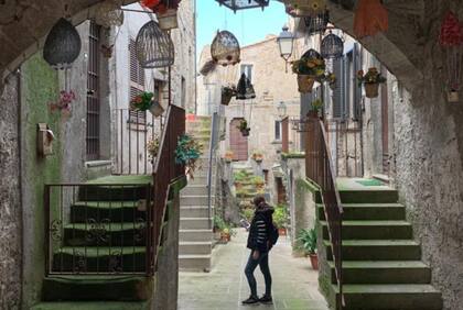 Una turista disfruta de uno de los paseos en este pueblo.