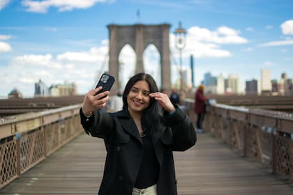Una turista en el puente de Brooklyn, en Nueva York.