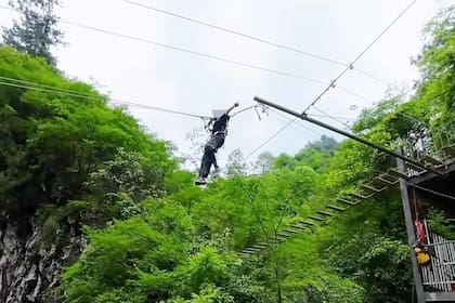 La experiencia "hamacada de cascada" consistía en colocar a los visitantes en una estructura montada al borde de un acantilado, frente a una zona de cascadas. Allí, empleados del parque les ajustaban un arnés y los aseguraban mediante cuerdas antes de impulsarlos al vacío