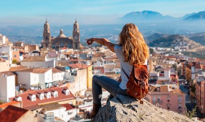 Una turista observa desde lo alto la catedral de Jaén-Andalucía en España