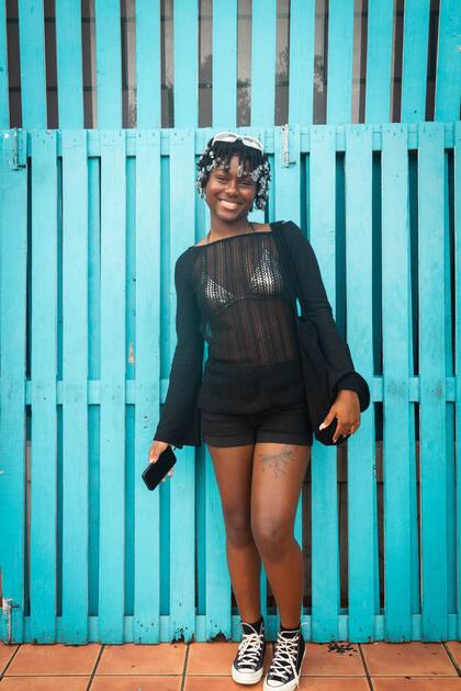 Una turista posa frente a la fábrica de la típica Rhum Cake.
