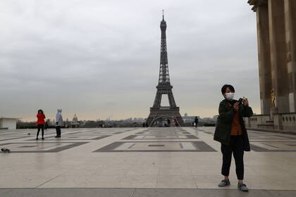 Una turista solitaria escapa a los controles policiales para sacarse una selfie con la Torre Eiffel de fondo