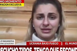 Una joven ucraniana brindaba una entrevista a un canal argentino cuando tuvo que refugiarse de los bombardeos