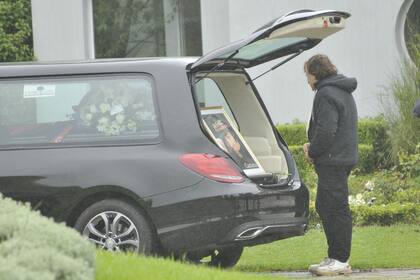 Una última mirada a la foto de Cacho Castaña, previamente velado en la Legislatura porteña