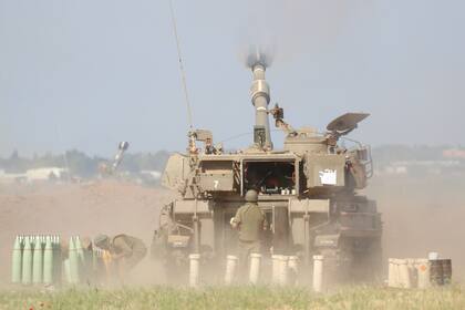Una unidad de artillería israelí dispara contra blancos en la Franja de Gaza, en la frontera entre el territorio palestino e Israel