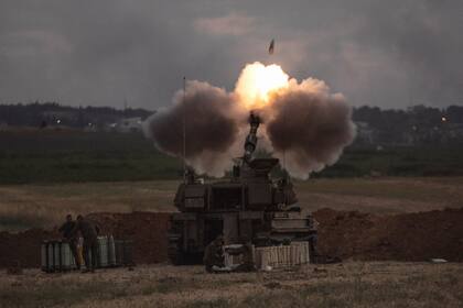Una unidad de artillería israelí dispara hacia objetivos en la Franja de Gaza, en la frontera entre Israel y Gaza, el lunes 17 de mayo de 2021