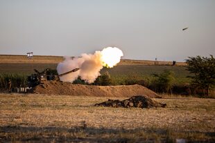 Una unidad de artillería israelí lanza misiles hacia objetivos en la Franja de Gaza, cerca de la frontera entre Gaza e Israel