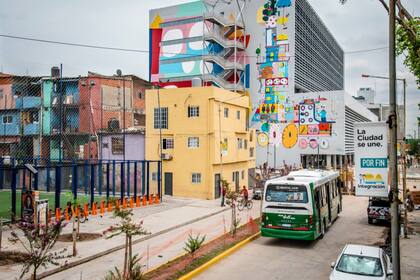 Una unidad de la línea 45 ingresa a la villa 31 y pasa frente al edificio del Ministerio de Educación, en una de las pruebas del nuevo recorrido