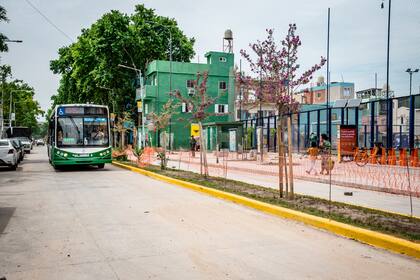 Una unidad de la línea 45 ingresa a la villa 31 y pasa frente al edificio del Ministerio de Educación, en una de las pruebas del nuevo recorrido